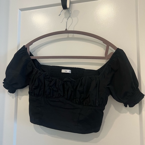 Tna black crop top size small with adorable puffy sleeves - Picture 2 of 3